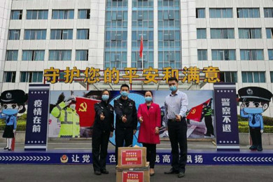给基层捐防疫包，为居家隔离青少年捐书，给他们点赞
